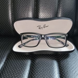 Black Ray-Ban Glasses
